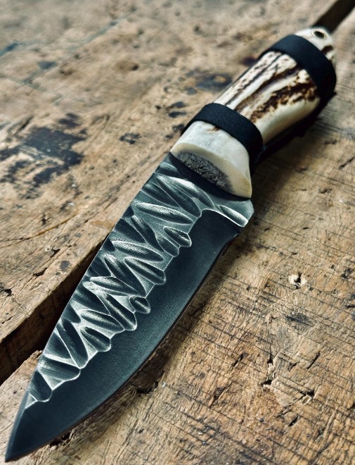 Handmade High Carbon Steel Skinner Knife: Stag Horn Handle, Leather Sheath - Image 3